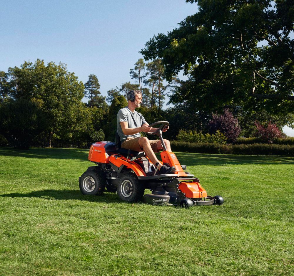 Mann auf Rasentraktor